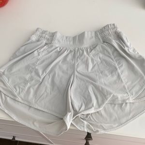 lululemon white hotty hots 4”